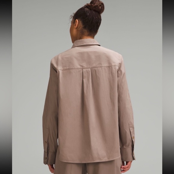 NWOT Lululemon Athletica Cotton-Blend Poplin Button-Down Shirt in Color Taupe, L - Picture 3 of 10